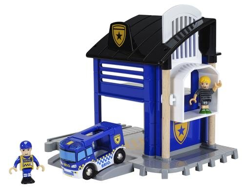 BRIO Polizeistation mit Einsatzfahrzeug Alter: 3 Jahre