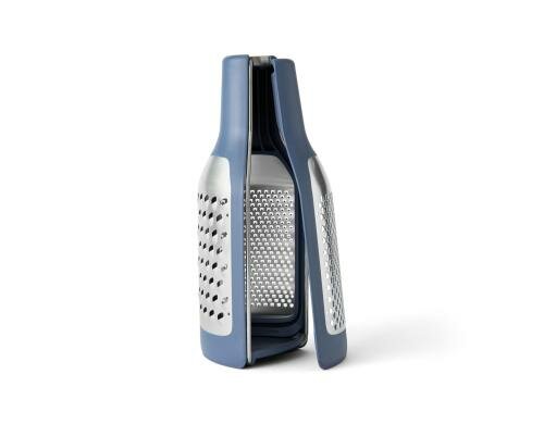 Chef`n Käsereibe Tower Grater Käse wird in der Reibe gesammelt